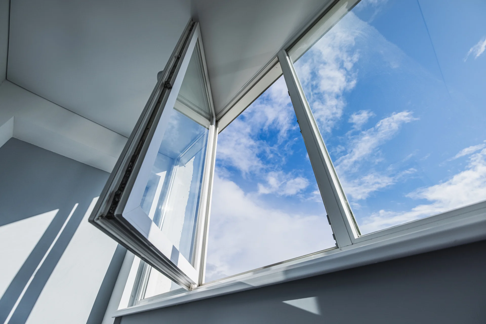 VLX 80 Casement Window in Hialeah, FL | TruePane Windows & Doors - detail 1